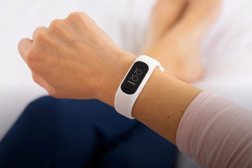 40045-Fitness-Tracking-Bands_Web Garmin Smartwatch with Fitness and Health Tracker