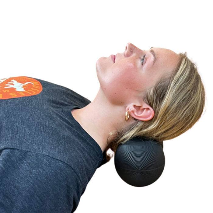 Neck massage with Tiger Ball 4.4 Peanut Foam Roller